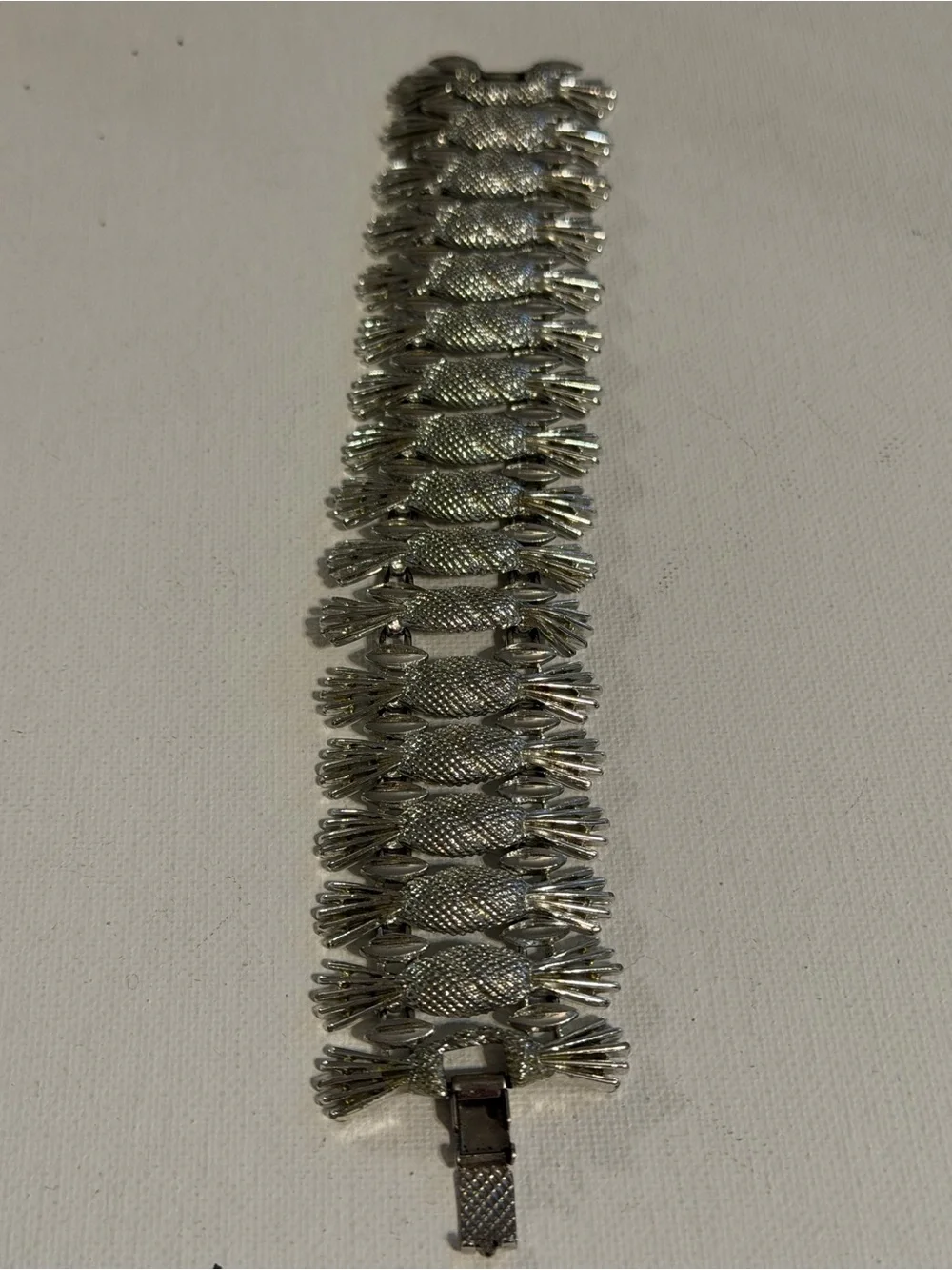 VTG 1974 Sarah Coventry Simply Elegant Silver Pineapple Wide Link Bracelet
